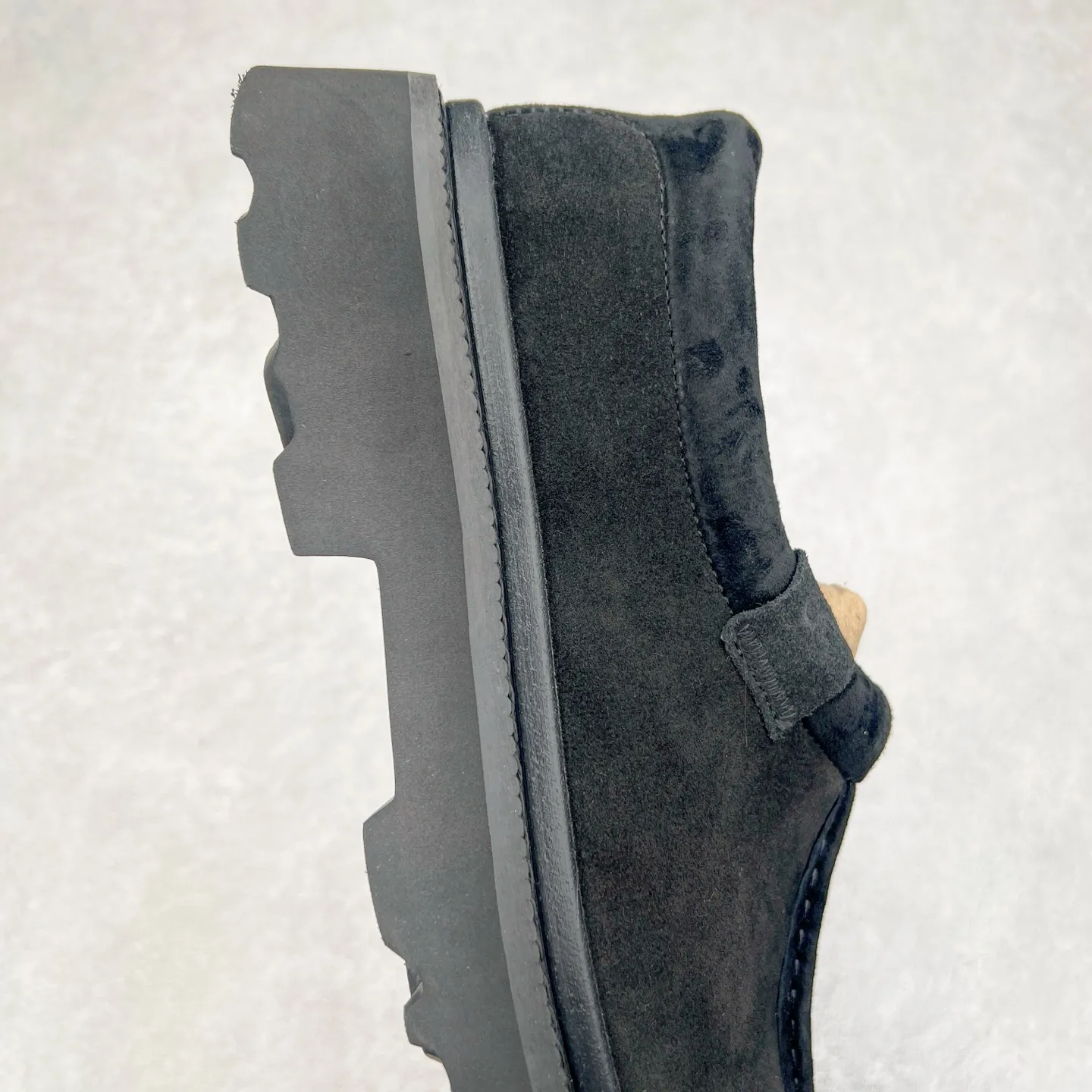 Pick up locally 💰600 UGG 6913 Tasman Lug suede round toe lightweight low-top lifestyle casual shoes. All shoes are made from the same factory as ZP. Longfeng A-grade Australian imported sheepskin and wool are integrated. Brand OEM production line fully follows the ZP process. OEM original pattern maker adheres to the principle of no original shoes and no development selection. Pay attention to every detail. The most authentic version on the market TREADLITE "Light Wing" technology outsole Lightweight/durable/flexible/pile size: 40 41 42 43 44 Coding: yby2936060